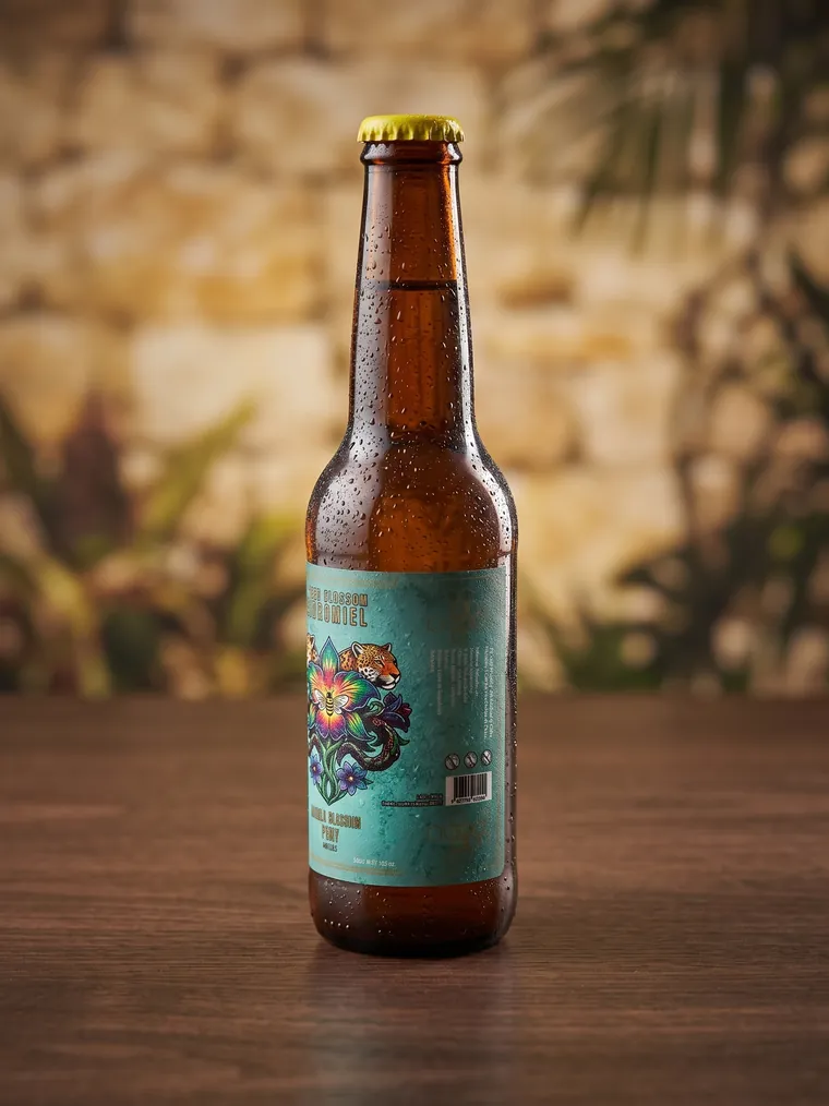 Botella de Jungle Blossom Fury sobre madera, con muro de piedra maya y vegetación al fondo